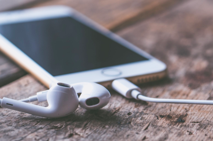 iphone and earphone